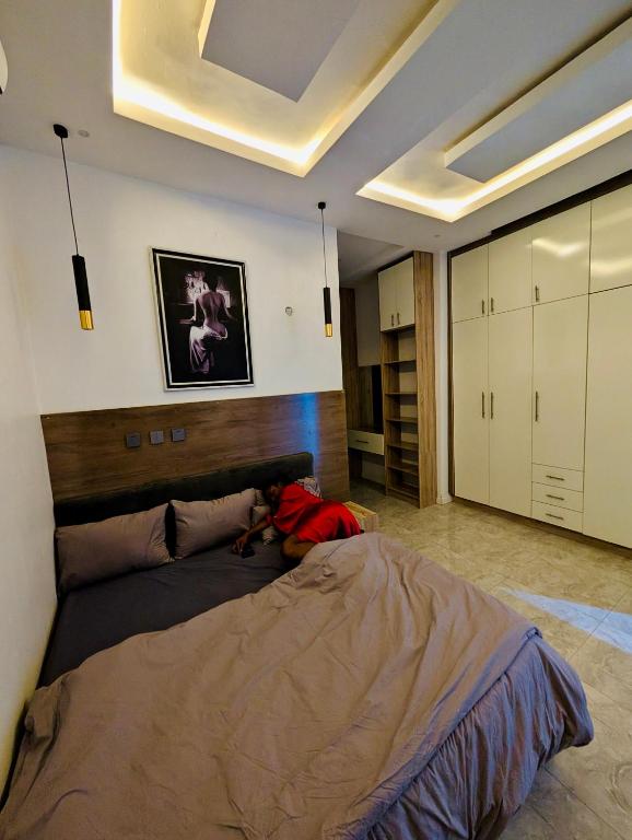 Postel nebo postele na pokoji v ubytování JAYZ Shortlet Apartment