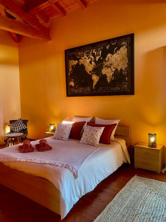 - une chambre avec un lit et une carte murale dans l'établissement Le Domaine d'Adrien, à Larnage