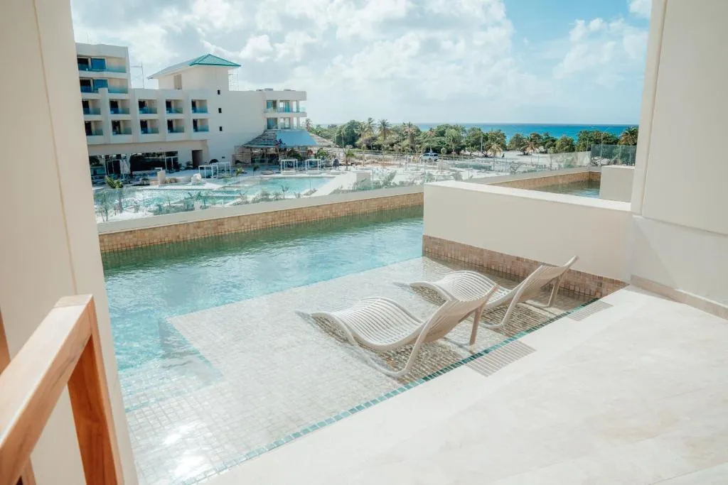 Swim Out Suite King With Sofa Bed