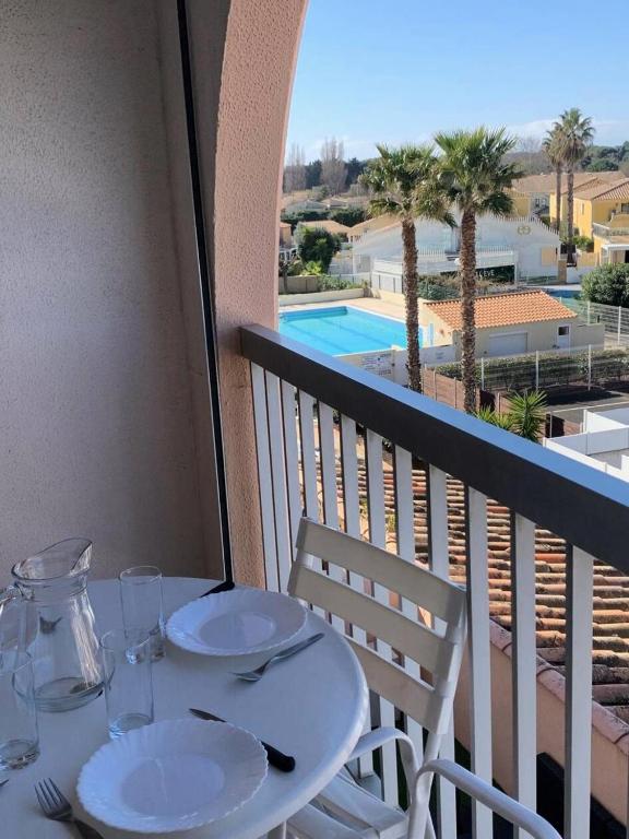d'une table avec deux chaises et d'un balcon avec vue. dans l'établissement Résidence Port Soleil Bâtiment B3 - Studio cabine 4 pers Résidence Port Soleil MAE-3004, au Cap d'Agde