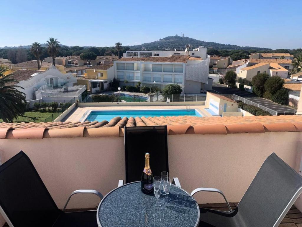 - une bouteille de champagne assise sur une table sur un balcon dans l'établissement Résidence Port Soleil Bâtiment B1 - Duplex T2 4 pers. - Résidence Port Soleil MAE-3224, au Cap d'Agde