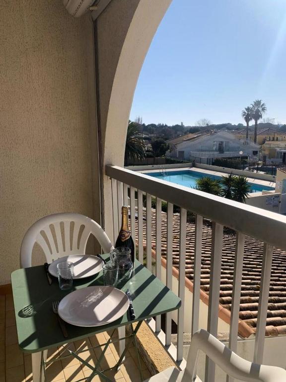 - une table avec une bouteille de vin sur le balcon dans l'établissement Résidence Port Soleil Bâtiment B2 - Studio 3 pers- Port Soleil 2ième étage MAE-4464, au Cap d'Agde