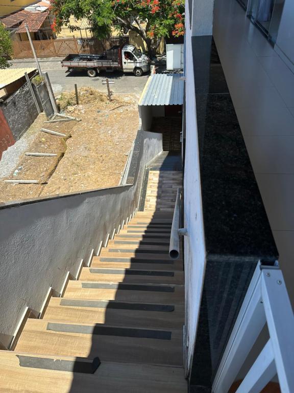 un escalier sur le côté du bâtiment dans l'établissement Águas cristalinas 01, à Cabo Frio