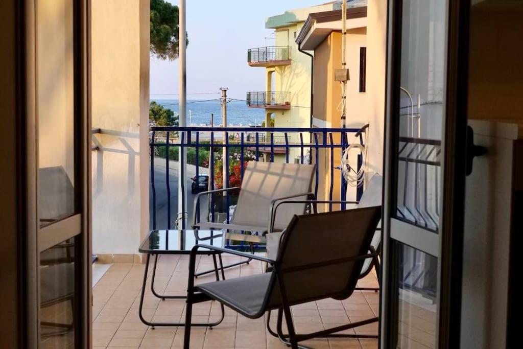 Un balcón con dos sillas en un balcón. en Luxury Apartments Schiavonea, en Marina di Schiavonea