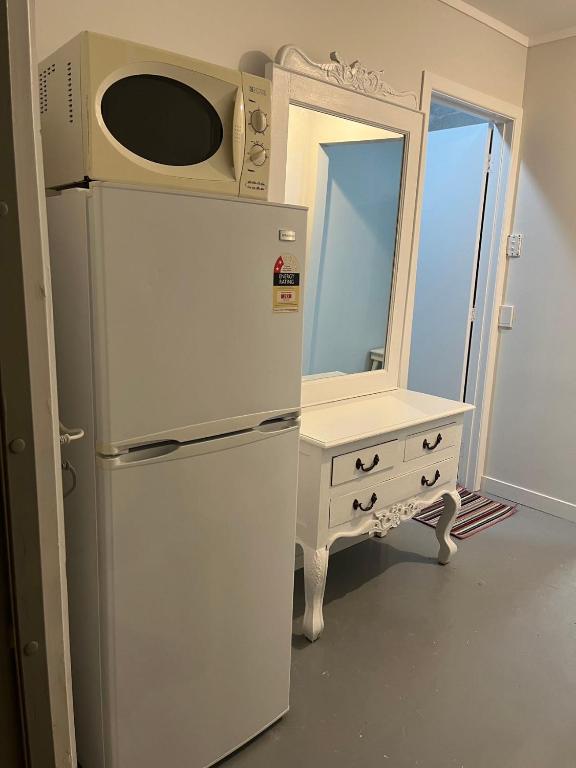 3 single bed and 2 double sofa beds Serviced Studio, Suite 7 - Resim 4