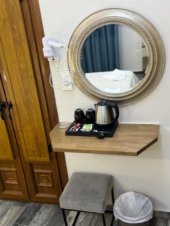 lustro siedzące na półce obok pokoju w obiekcie Antonia Apartments w Firze