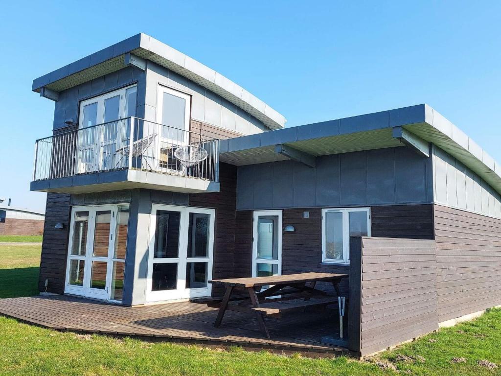 een huis met een picknicktafel ervoor bij 5 star holiday home in Faaborg in Nabbe