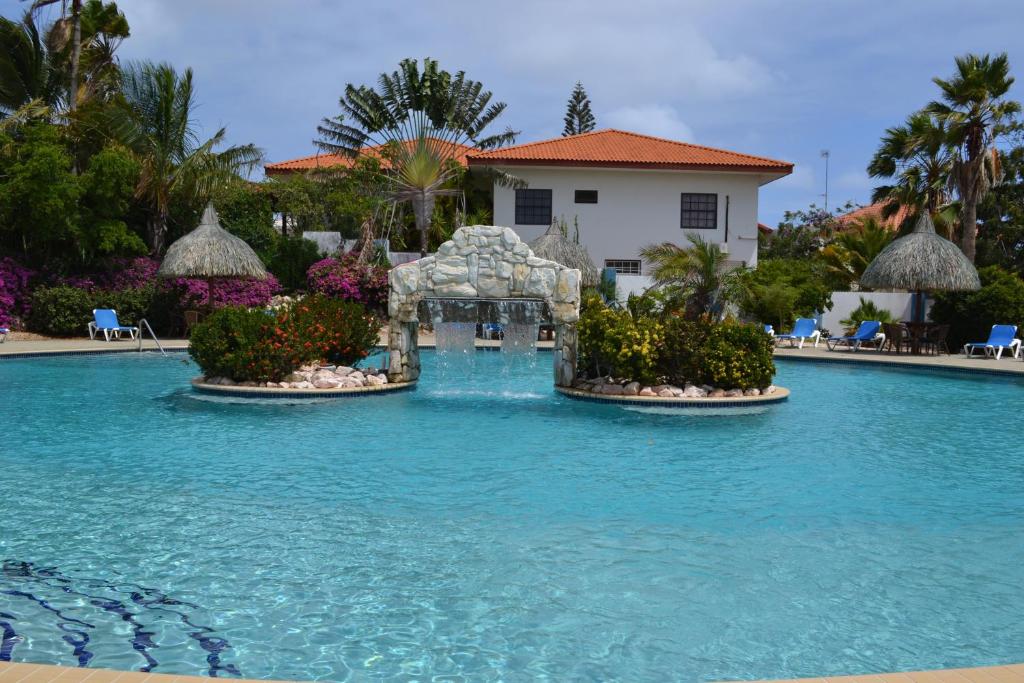 威廉斯塔德的住宿－Seru Coral Resort studio 16，度假村内带水滑梯的游泳池