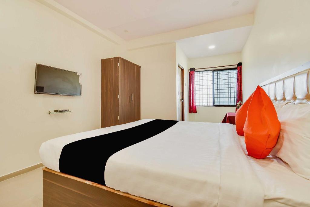 Postel nebo postele na pokoji v ubytování Hotel O Lake View