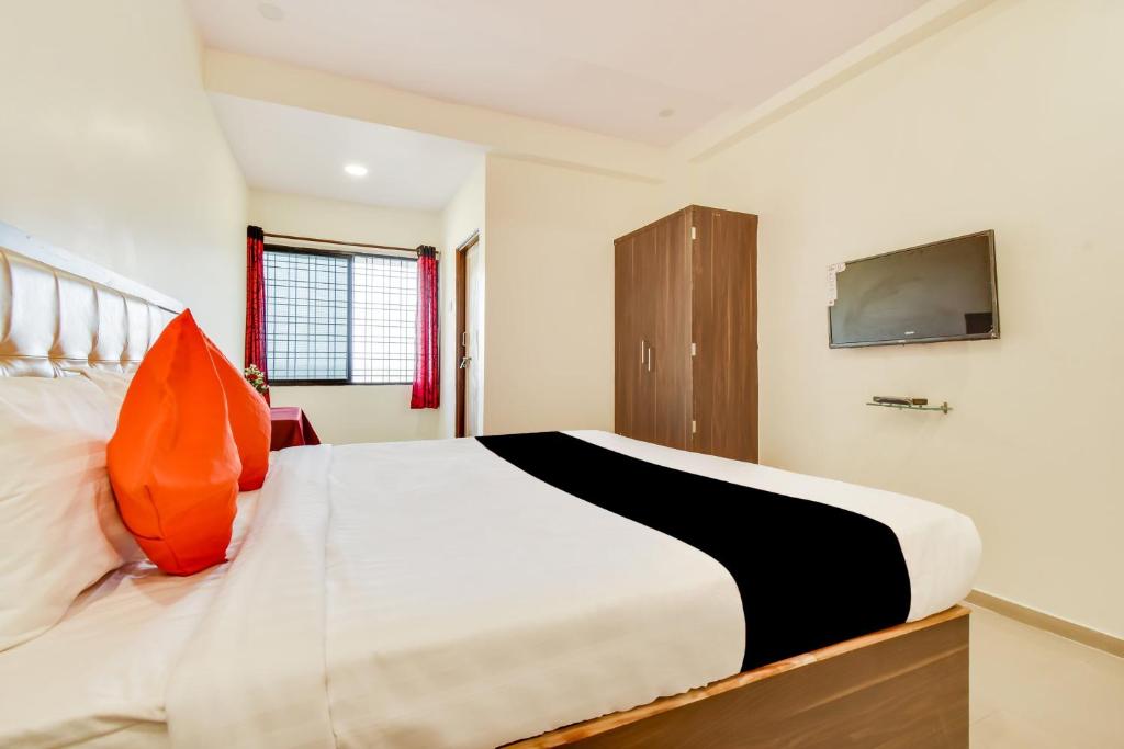 Postel nebo postele na pokoji v ubytování Hotel O Lake View