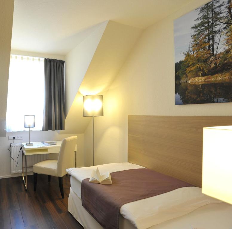 Postel nebo postele na pokoji v ubytování Hotel Goldener Knopf