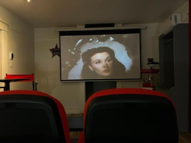 TV a/nebo společenská místnost v ubytování Reno MidTown Movie House