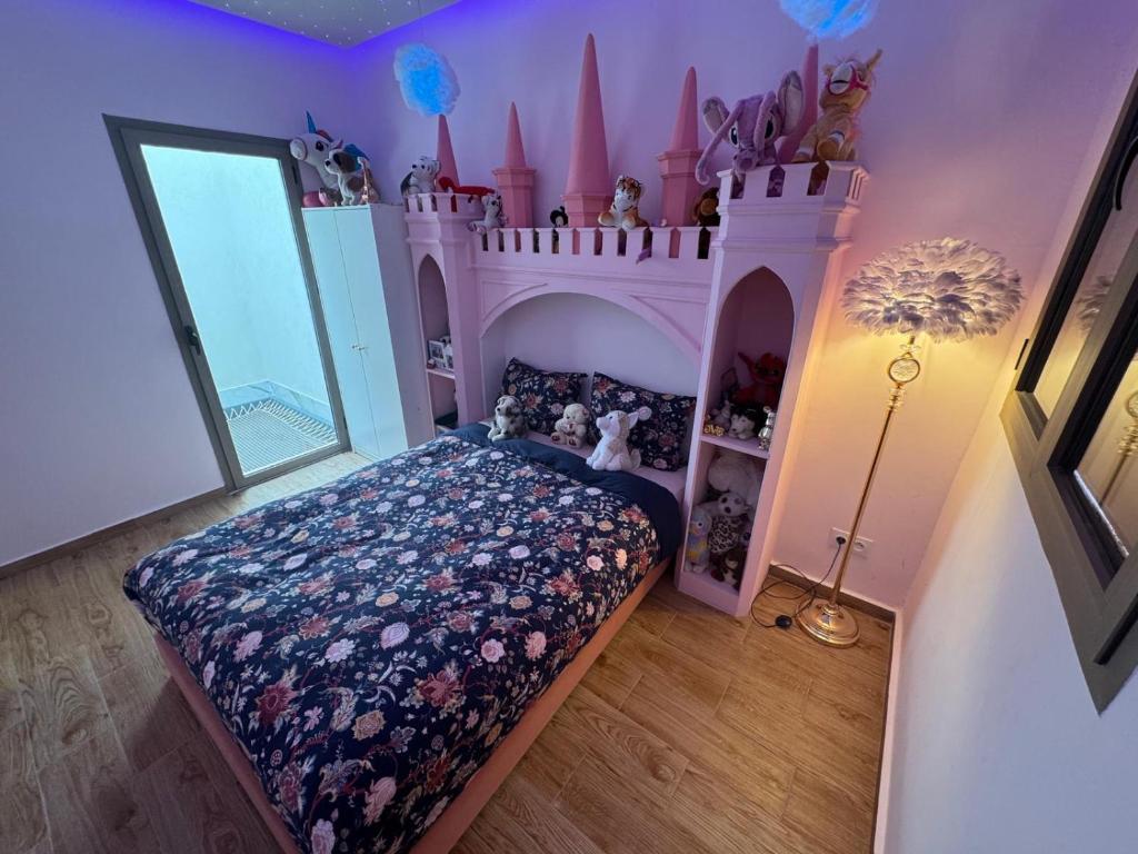 Un dormitorio con una cama con un castillo. en Beautiful new modern house with full comfort, en Marrakech