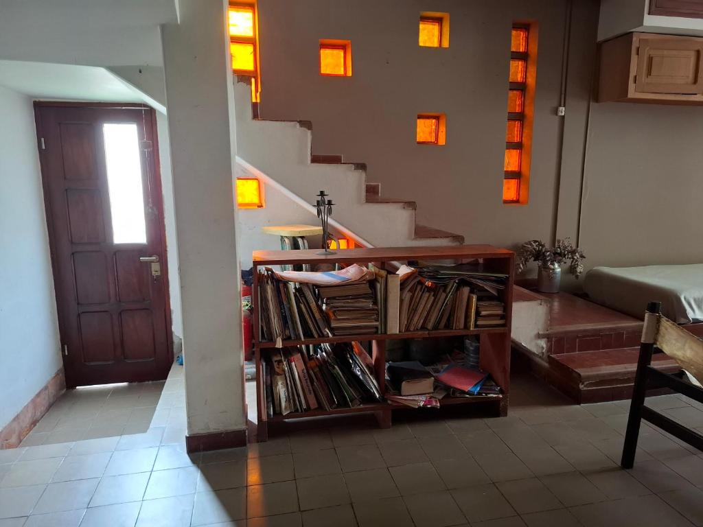 ReyesにあるDepartamento Jardín de Reyesの本が詰まった本棚のある部屋