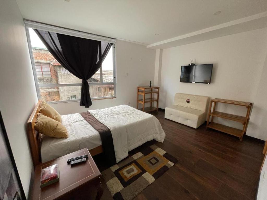 Un dormitorio con una cama y una ventana en Habitación El Silencio - Athos Hotel B, en Bolivia