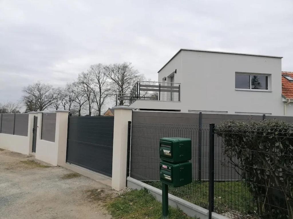 Zdjęcie z galerii obiektu Appartement confortable à Arnage - 80 m² - Terrasse et jardin w mieście Arnage