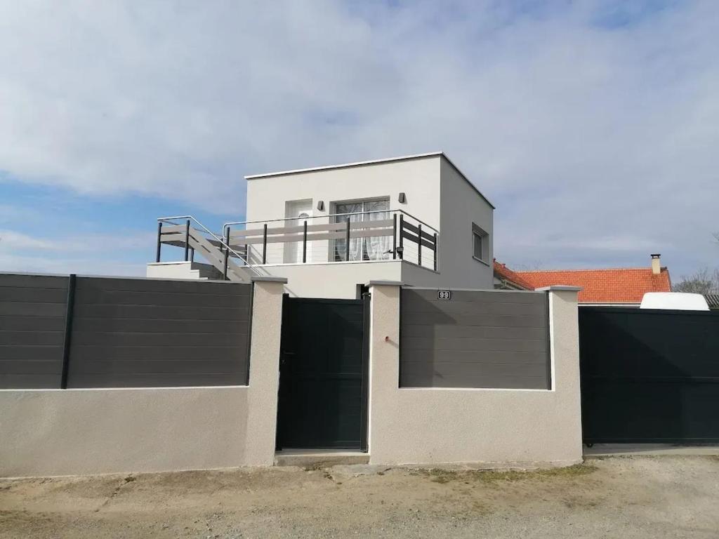 Zdjęcie z galerii obiektu Appartement confortable à Arnage - 80 m² - Terrasse et jardin w mieście Arnage