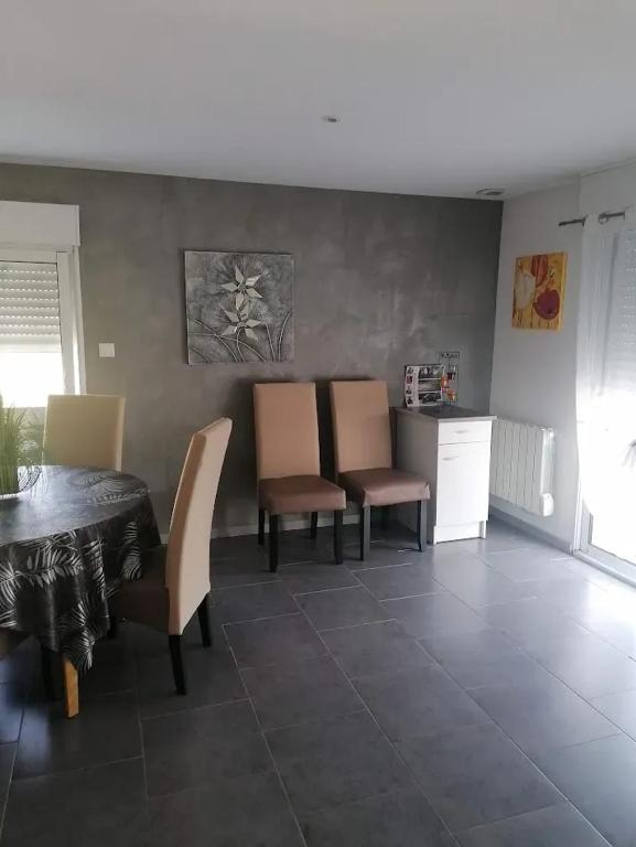 Zdjęcie z galerii obiektu Appartement confortable à Arnage - 80 m² - Terrasse et jardin w mieście Arnage