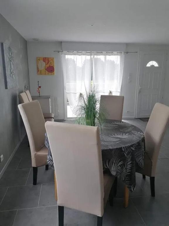 Zdjęcie z galerii obiektu Appartement confortable à Arnage - 80 m² - Terrasse et jardin w mieście Arnage