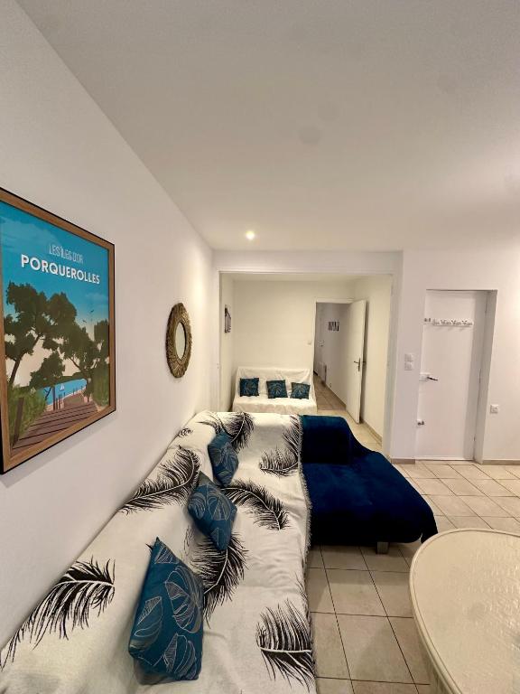 une chambre avec un lit et un canapé dans l'établissement Appartement-Toulon-Port, à Toulon