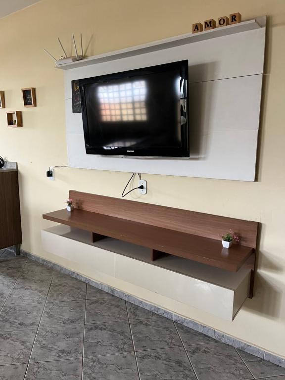 a flat screen tv mounted on a wall at Apartamento Aconchegante Centro! in Alfenas