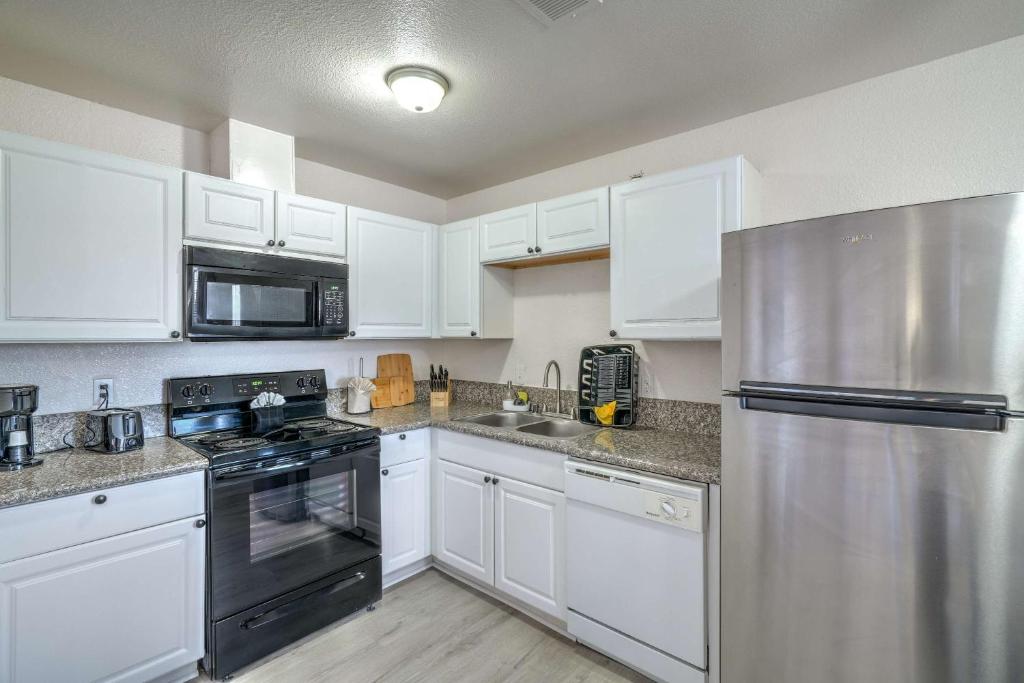 Kuchyň nebo kuchyňský kout v ubytování Your Vegas Home From Home! Sleeps 6!