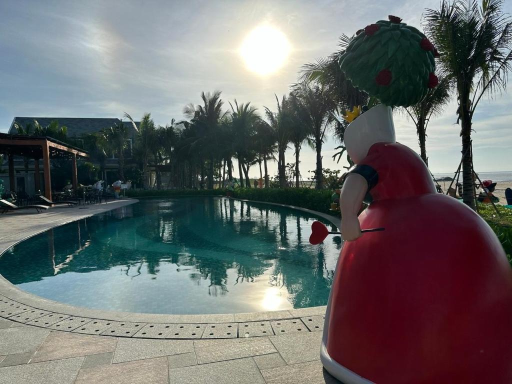 une personne est assise sur une personigunigunigunigunigun gonflable dans l'établissement Wonderland Hồ Tràm - Villa 2 PN QD22, à Ho Tram