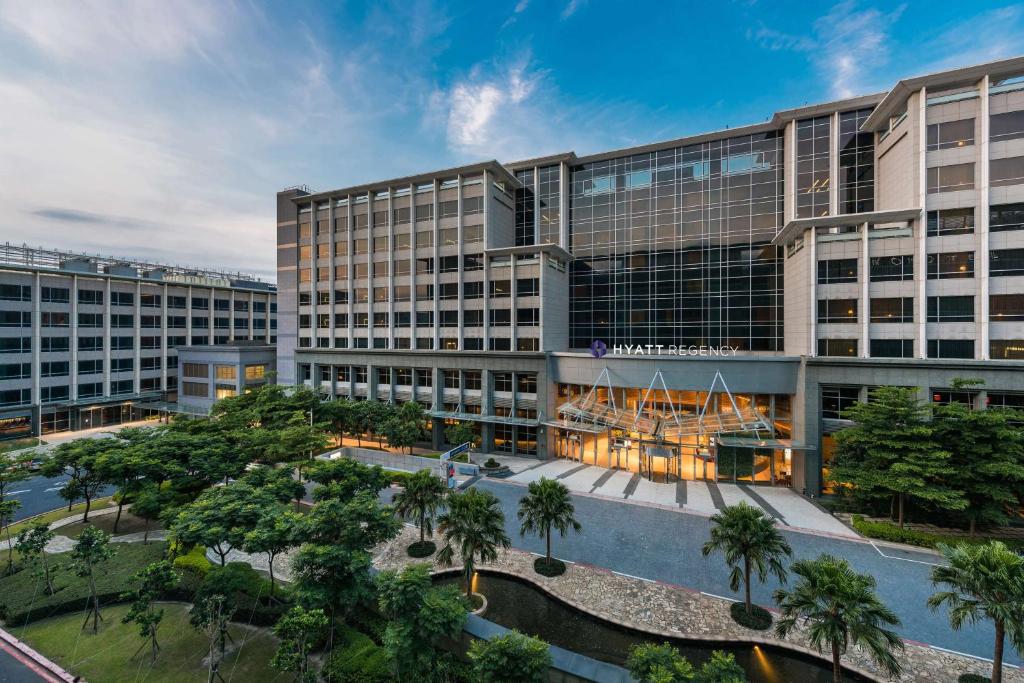 大園区にあるHyatt Regency Taoyuan International Airportのヤシの木が植えられた大きな建物の空中風景