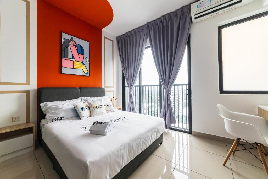 Ένα ή περισσότερα κρεβάτια σε δωμάτιο στο Alinea Suites Shah Alam by Sleepy Bear