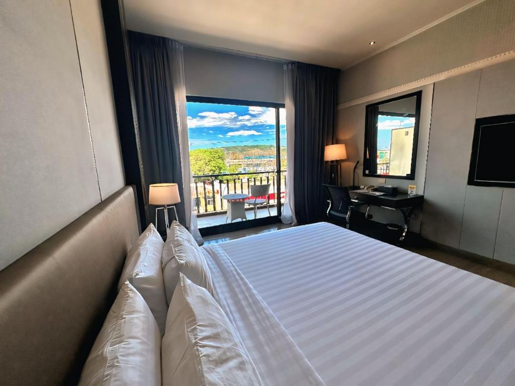 Postel nebo postele na pokoji v ubytování Le Charmé Suites - Subic