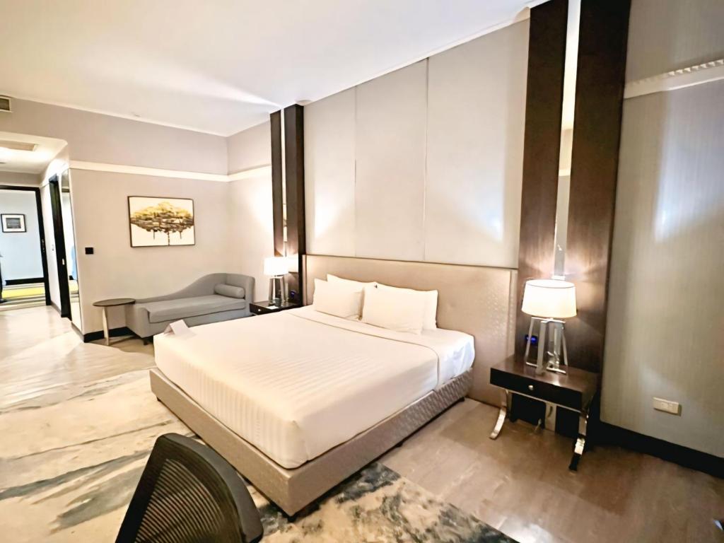 Postel nebo postele na pokoji v ubytování Le Charmé Suites - Subic