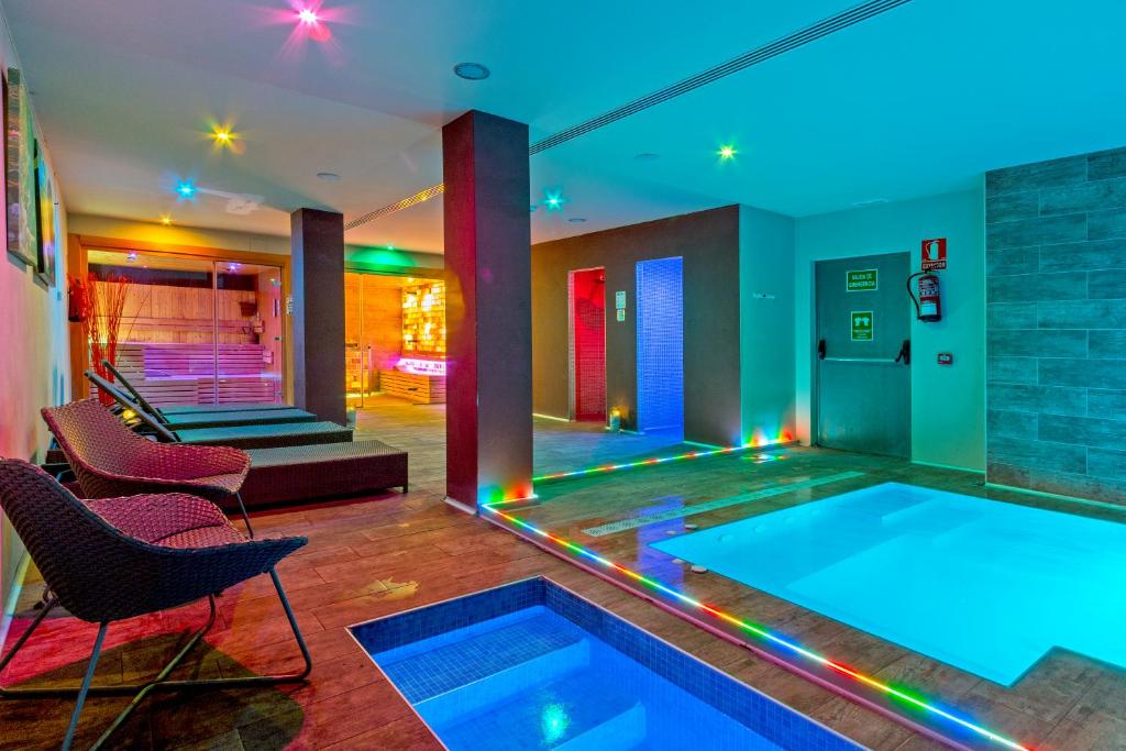 Bazén v ubytování Nura Santa Ponsa & Spa nebo v jeho okolí