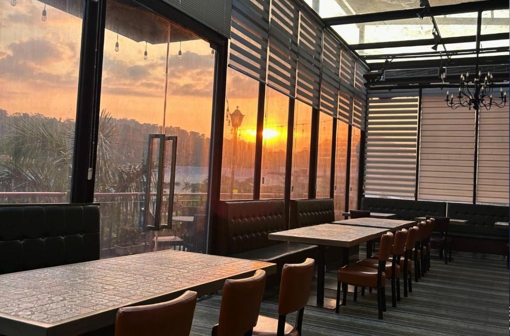 Východ nebo západ slunce při pohledu z hotelu nebo okolí