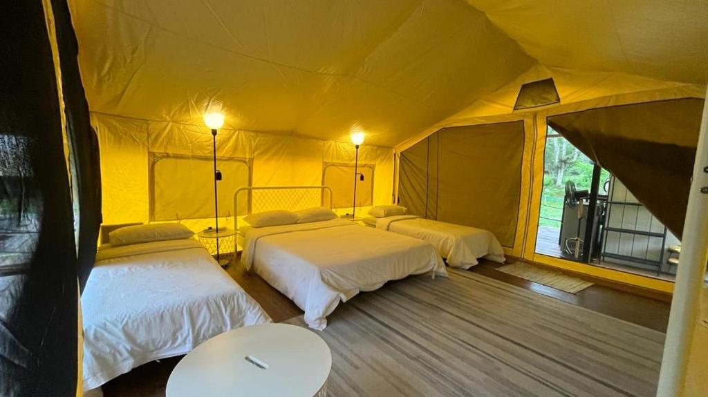 Postel nebo postele na pokoji v ubytování Canopy Villa Nuang Hill