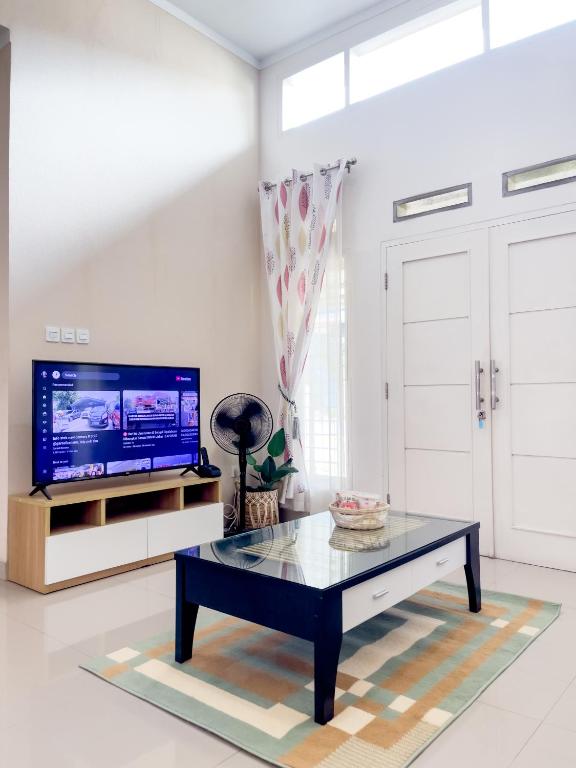 TV a/nebo společenská místnost v ubytování SYARIAH - Beautiful 3BR Home - 8 min from Centre by Sakura