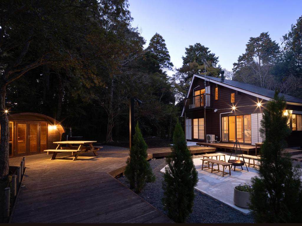 une arrière-cour avec une terrasse en bois et une maison dans l'établissement ALL SEASON RESORT No7 Morinone, à Ichigaya