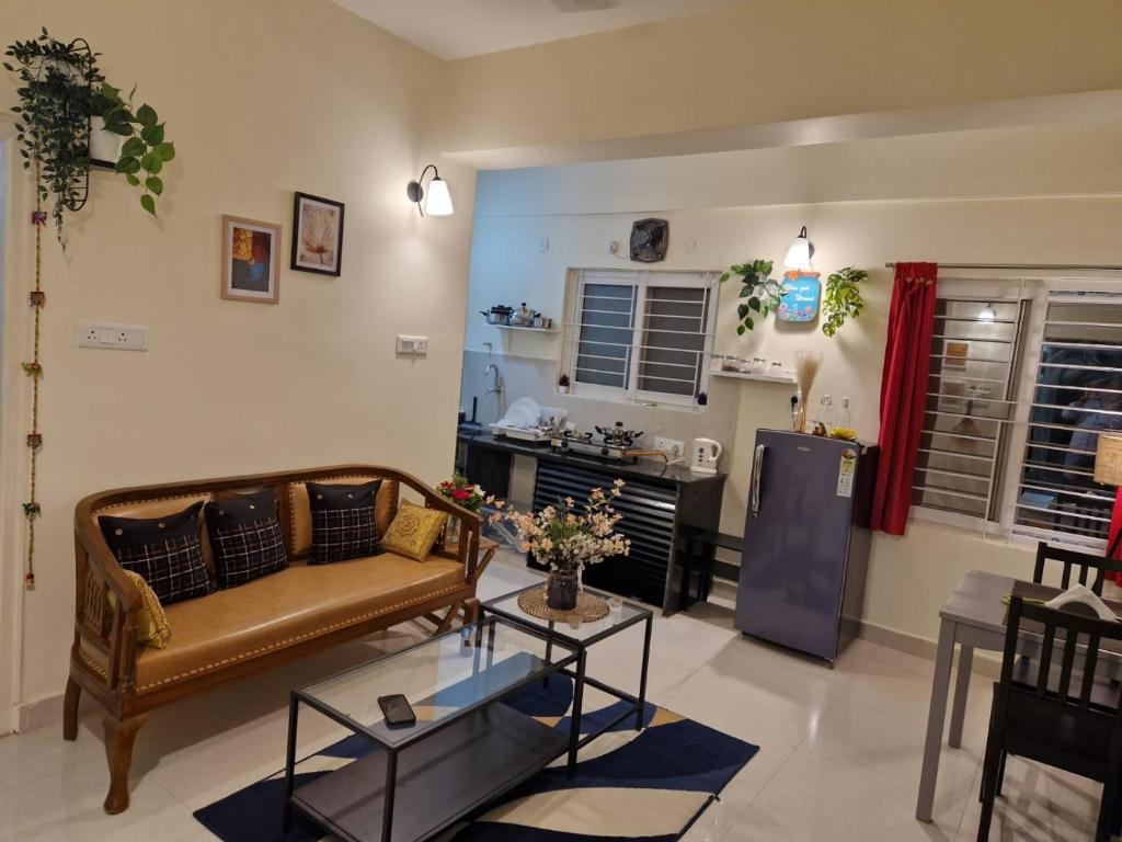 un soggiorno con un divano e un tavolo di Gachibowli ' House of Color's Susi Stays-303 1 BHK a Gachibowli