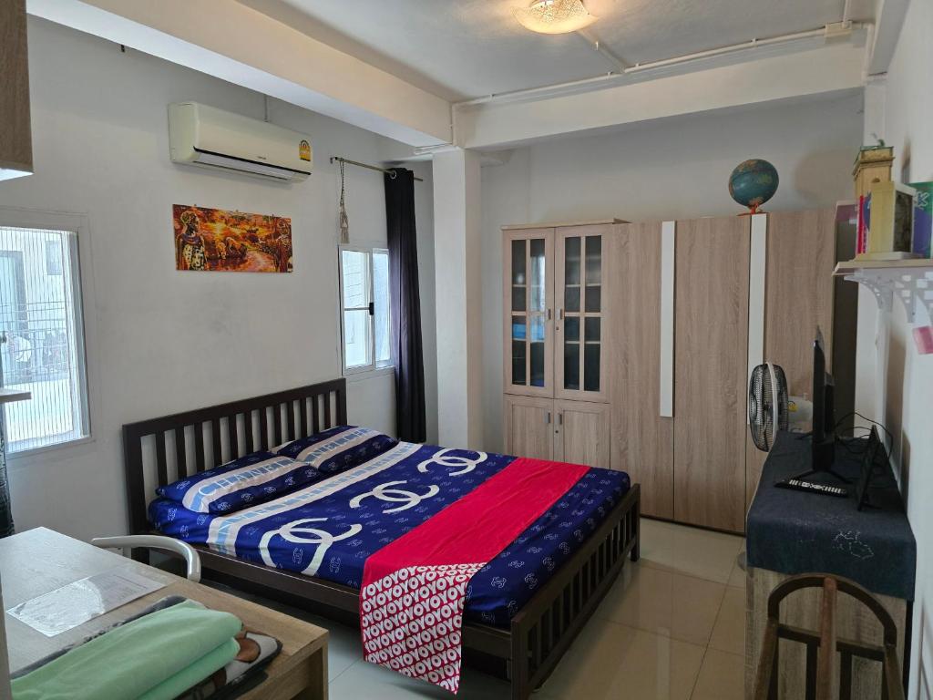 Ένα ή περισσότερα κρεβάτια σε δωμάτιο στο Jatujak Bangkok guesthouse R3