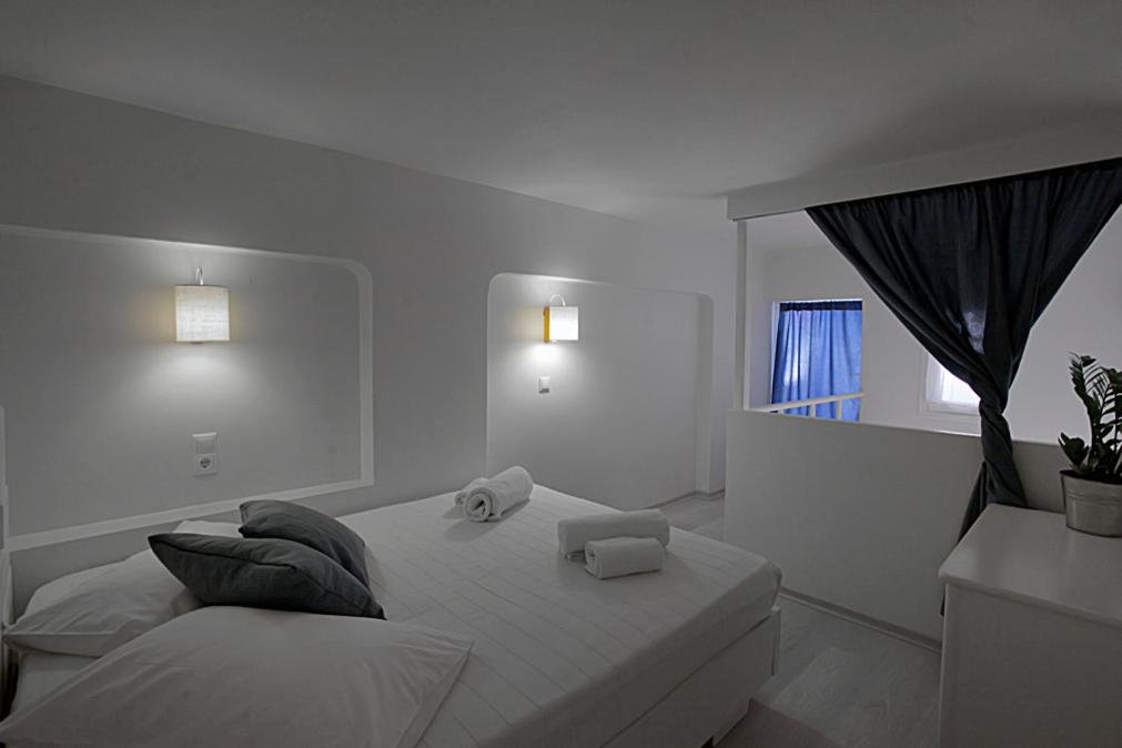 Uma cama ou camas num quarto em Glaros Studios