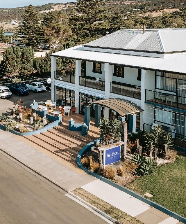 vista aerea di un edificio con parcheggio di Seafront Hotel Kangaroo Island a Penneshaw