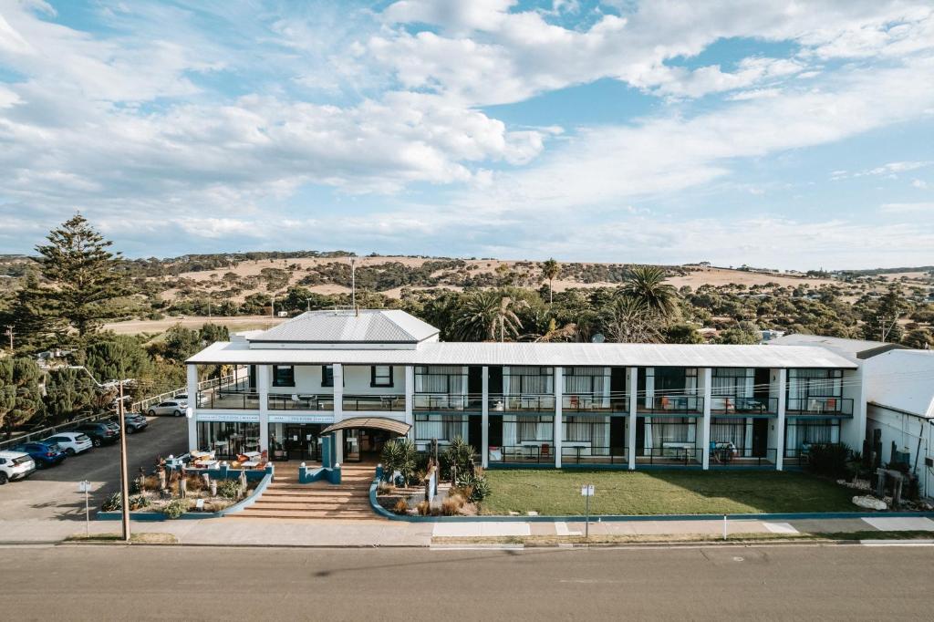 un grande edificio con molte finestre di Seafront Hotel Kangaroo Island a Penneshaw