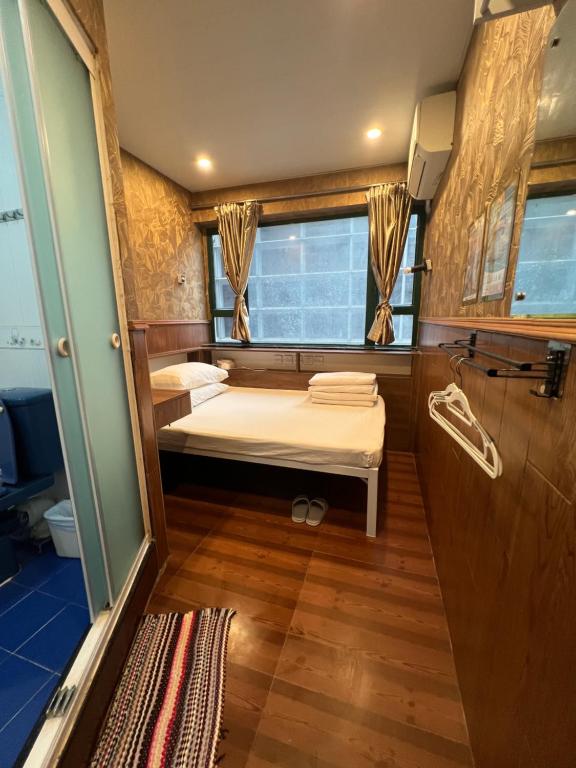 A bed or beds in a room at Just Inn on Nathan Road