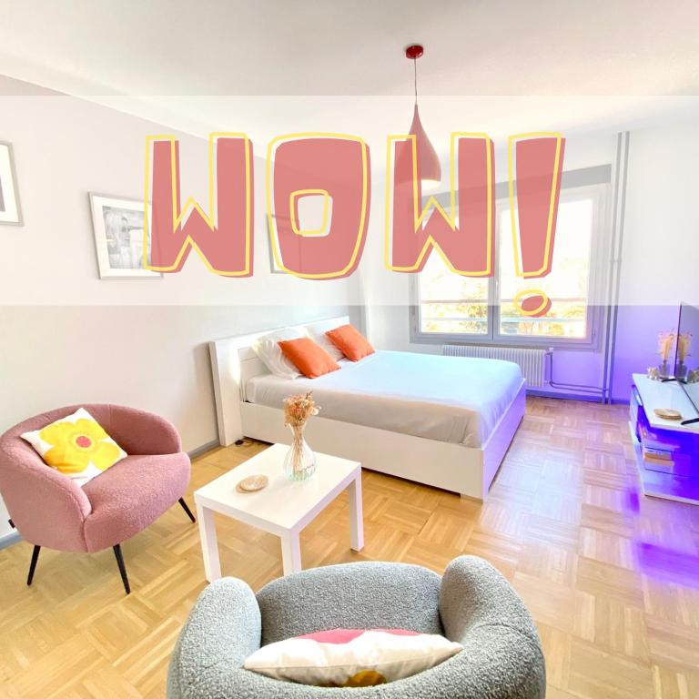 - une chambre avec un lit et un canapé ainsi qu'une chambre avec un panneau d'affichage dans l'établissement Joli studio en Résidence boisée Ecully, à Écully