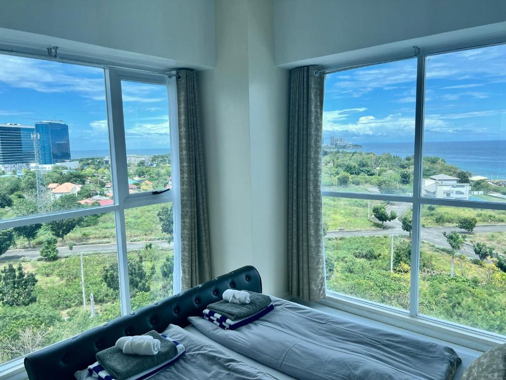 Postel nebo postele na pokoji v ubytování La Mirada Residences Sea-view Suites