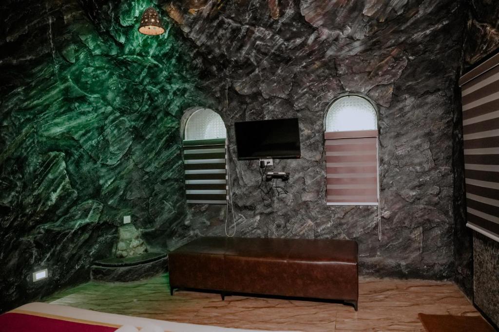 TV a/nebo společenská místnost v ubytování Wildside Wayanad