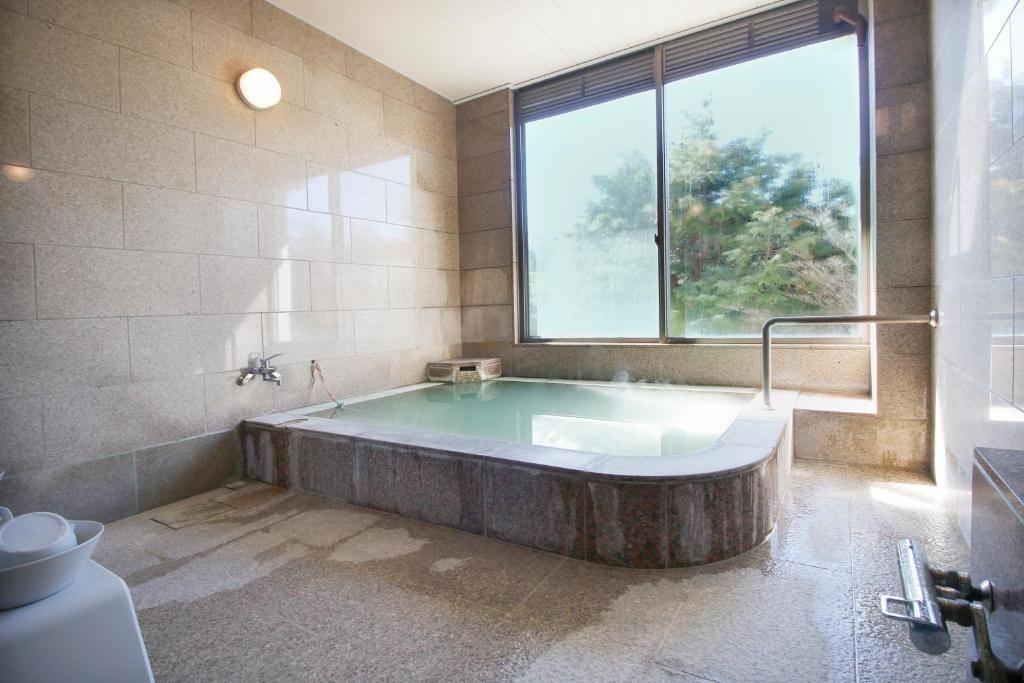 Koupelna v ubytování Hakone Kohaku Onsen Hotel 箱根琥珀温泉ホテル