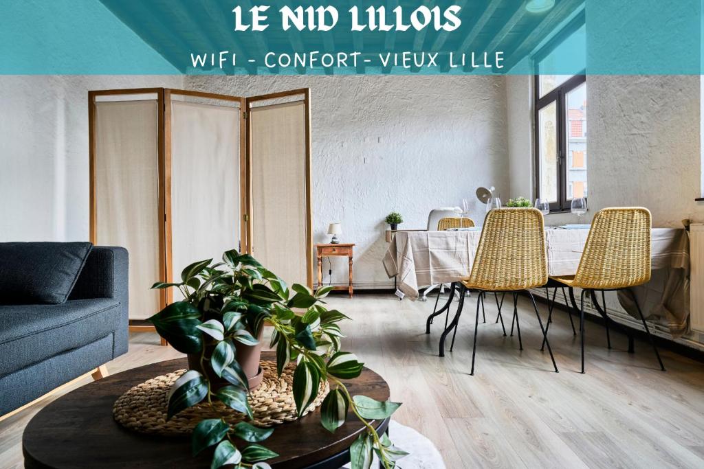 un salon avec un canapé et une table avec des chaises dans l'établissement Le nid lillois, à Lille