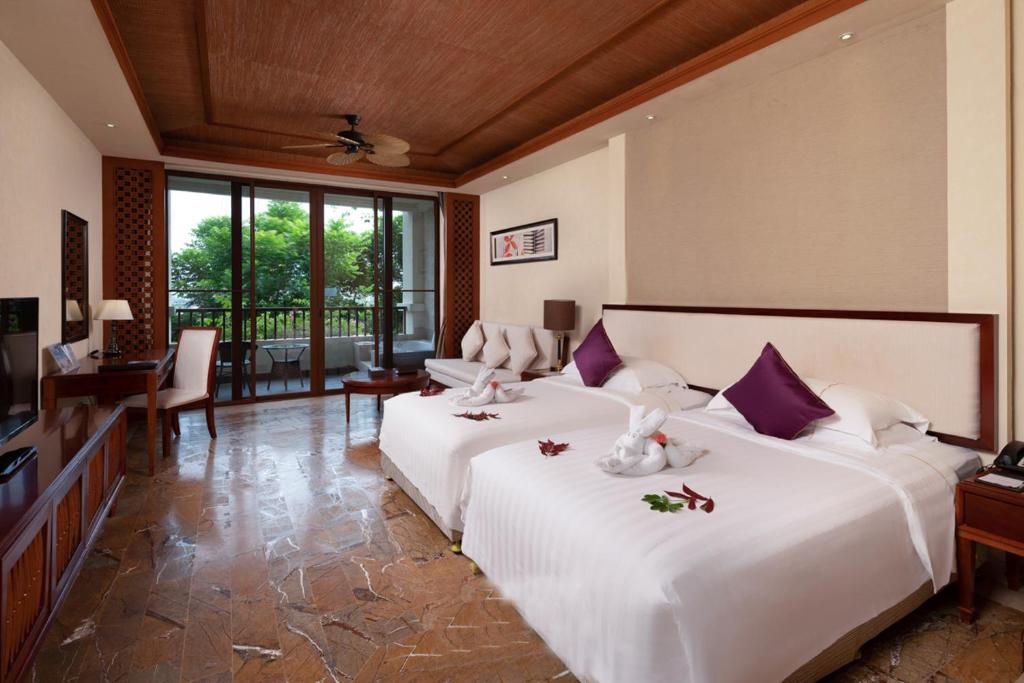 Stony Brook Villa Jianguo Resort Sanya客房内的一张或多张床位
