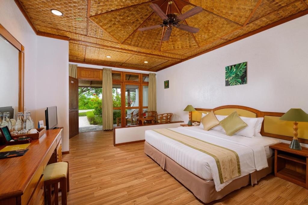 Postel nebo postele na pokoji v ubytování Bandos Maldives - One Way Transfer FREE for stays from 1st May till 30th Sept 2025 for Bookings from 16 Apr 2025
