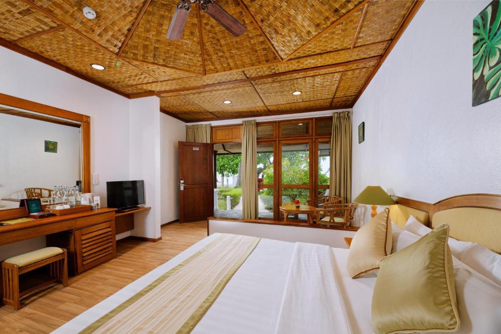 TV a/nebo společenská místnost v ubytování Bandos Maldives - One Way Transfer FREE for stays from 1st May till 30th Sept 2025 for Bookings from 16 Apr 2025